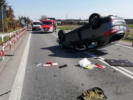 Na „starej ósemce” dachował samochód