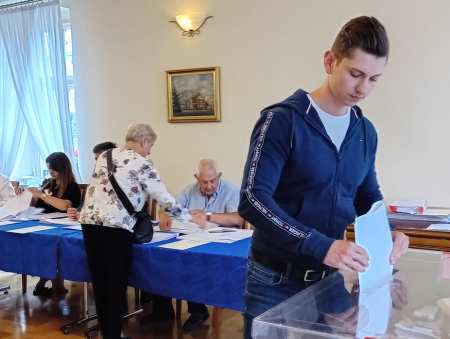 W kraju wygrywa KO, a w powiecie PiS