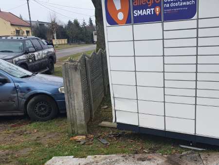 Wjechał w samochód i paczkomat