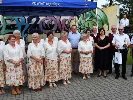 Przegląd śpiewaczy z publikacją w tle