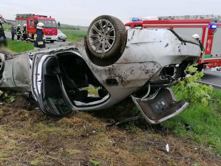 Wypadł z drogi i uderzył w drzewo