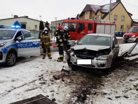 Wjechał w opłotowanie posesji. Miał 3 promile.