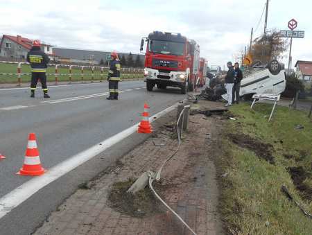 Uderzył w barierki i dachował