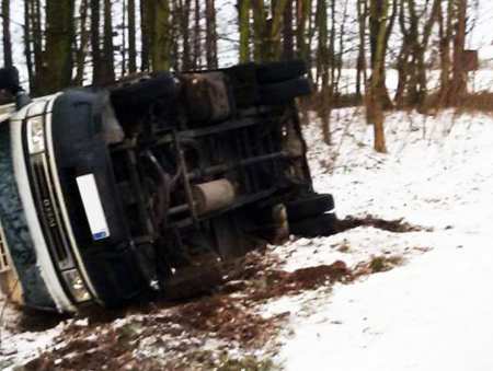 Kierowca wjechał do rowu