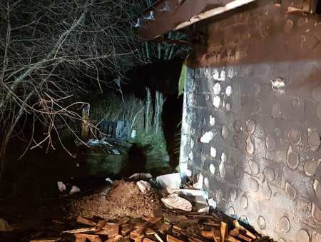 Paliło się drewno i izolacja budynku