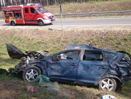 Samochód wypadł z drogi i dachował