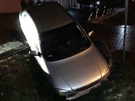 Nietrzeźwy kierowca opla wjechał do rowu