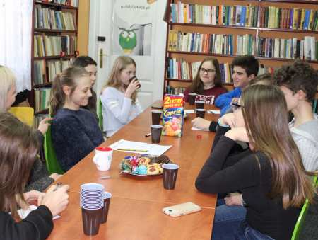 Projektowali koszulki i identyfikatory