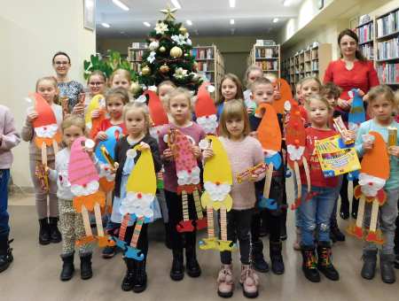 Bajkowe elfy w bibliotece