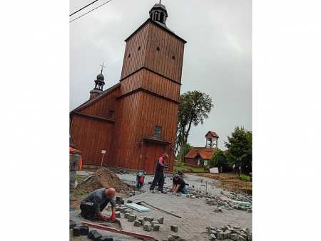 Budowa dróżek parafialnych
