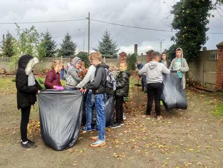 Uczniowie pamiętali o zmarłych