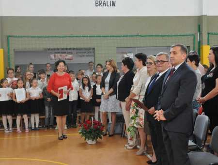Zakończyli rok szkolny i pożegnali nauczycielkę