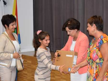 Uczniowie z laptopami