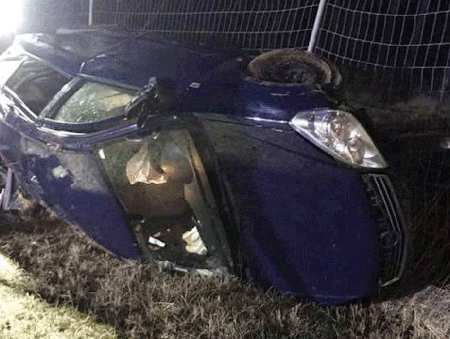 Wypadł z drogi i dachował