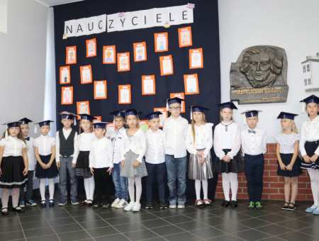 Pasowanie pierwszoklasistów w Dniu Nauczyciela