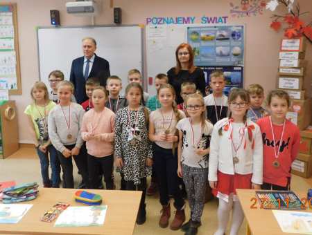 Medale na zakończenie nauki pływania