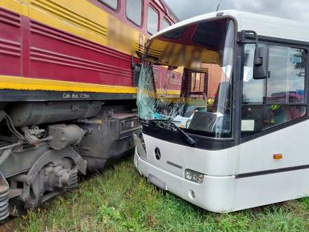 Autokar zderzył się z pociągiem
