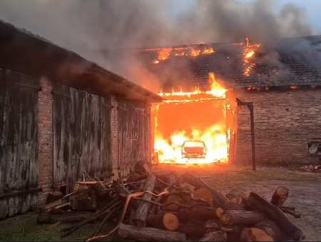 32 strażaków walczyło z pożarem